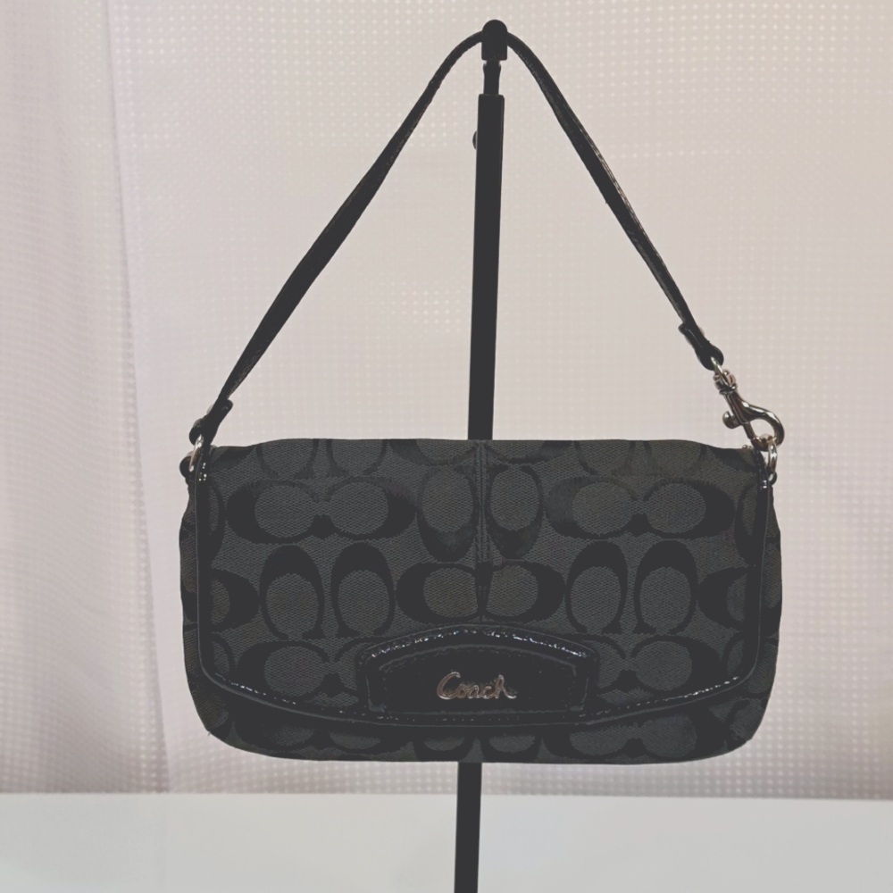 Coach Wristlet in VGUC!
